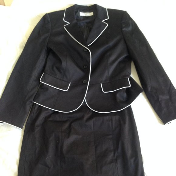 Woman"s Black Tahari Suit Size 12 ,used - Picture 1 of 9